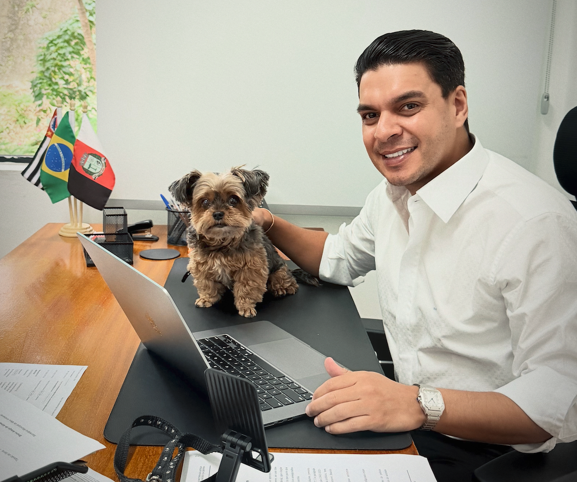 Cão e gato felizes representando o programa de microchipagem